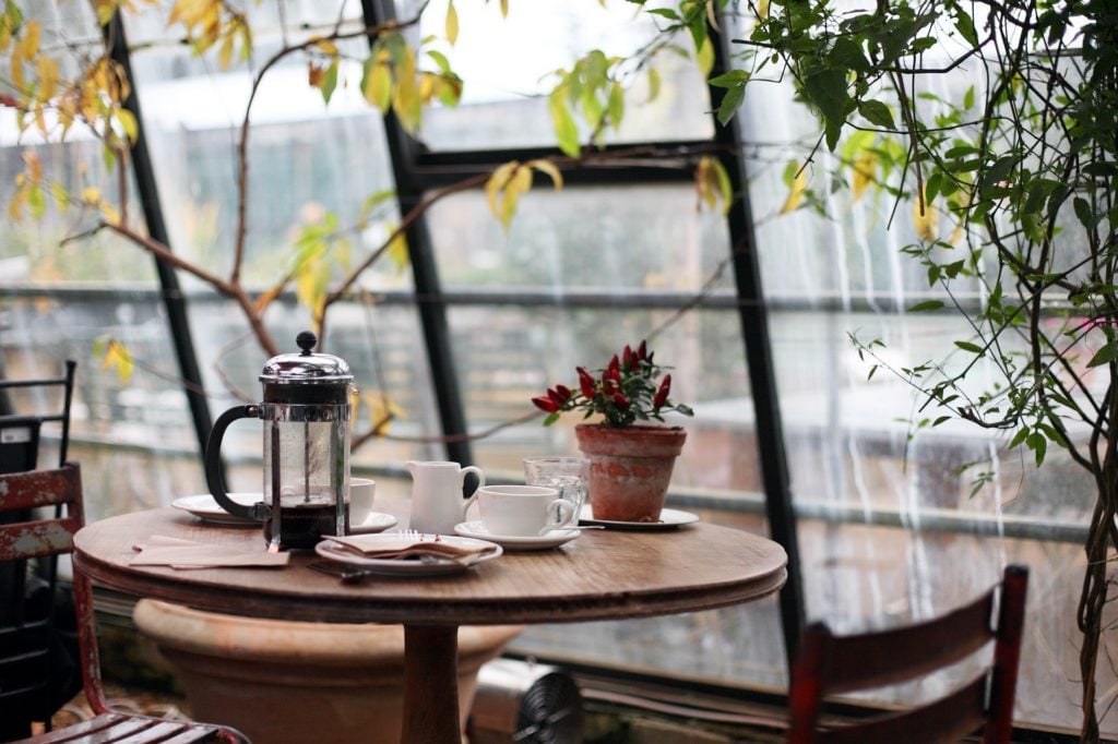 cafetière posée sur une table